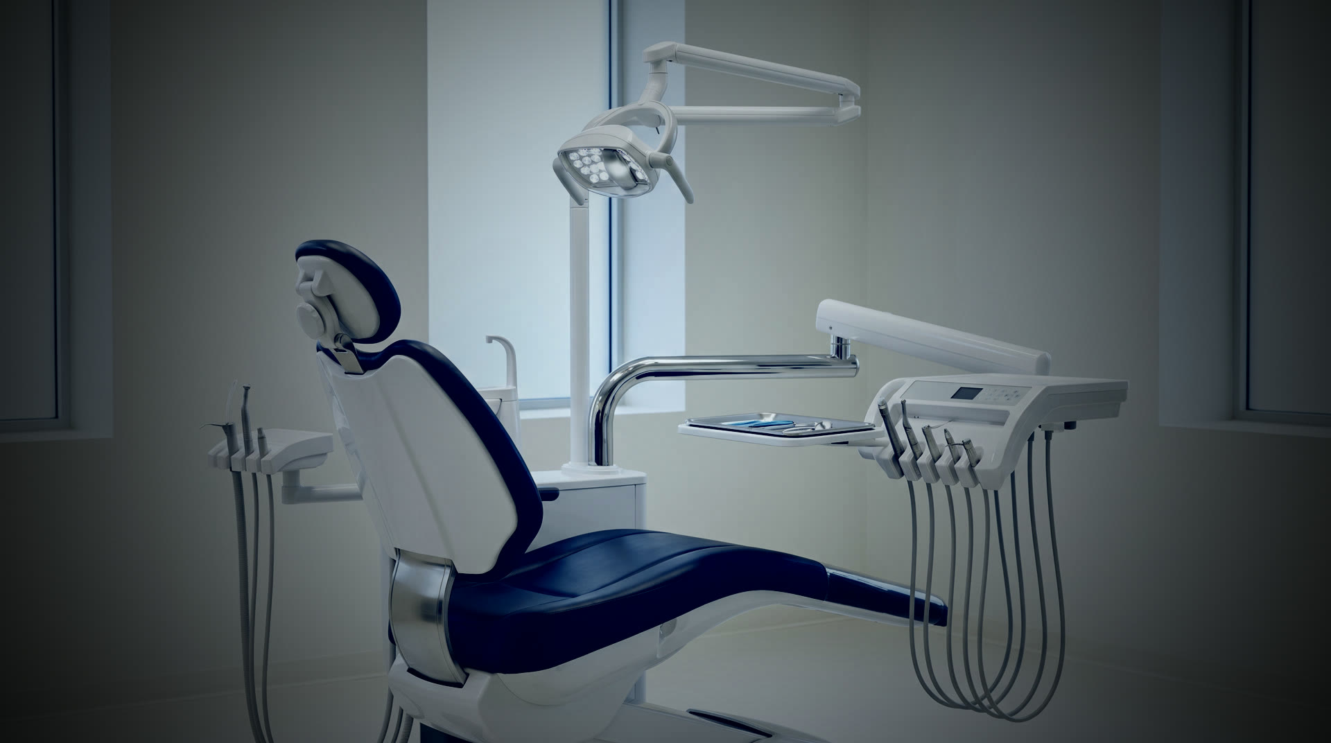 Cadeira odontológica com estofamento azul-marinho em consultório clínico